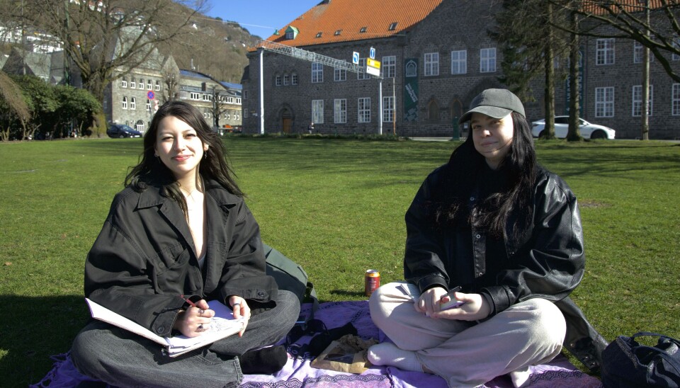 Henriette Nådland (t.v) og Tuva Elise Kvalheim Brunvær trives i parken.