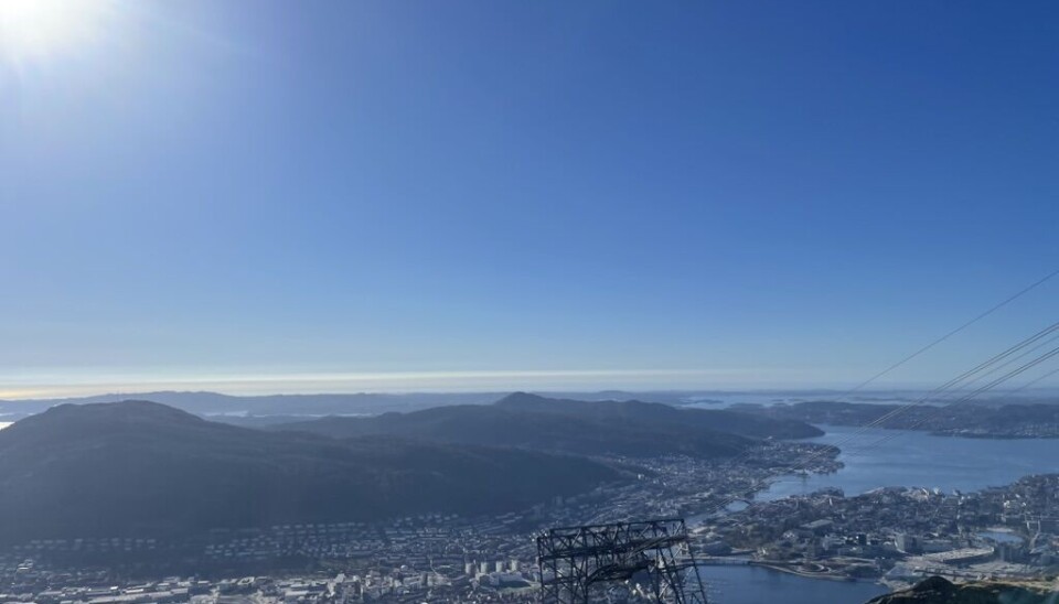 Utsikten fra toppen av Ulriken - strålende sol over Bergen.