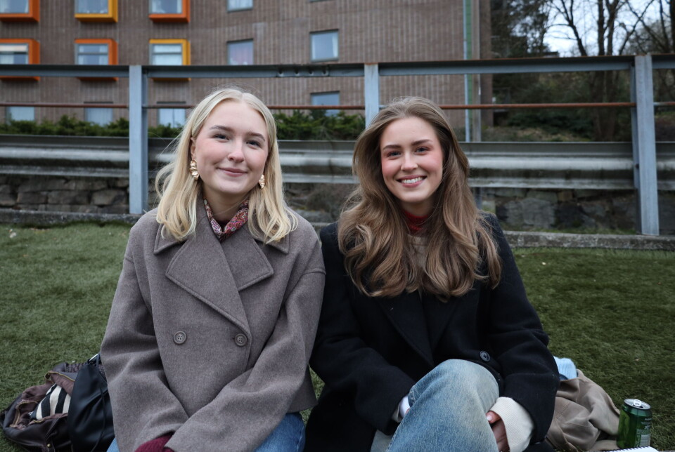 VENNINNENE: (f.v.) Frida Berg-Aasen og Ingrid Retallack er klare for fotballkamp.
