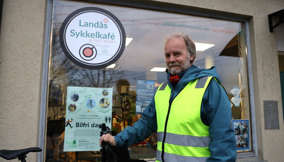 Ivar Eidem (59) har sjølv designa logoen og vestane til sykkelkaféen.