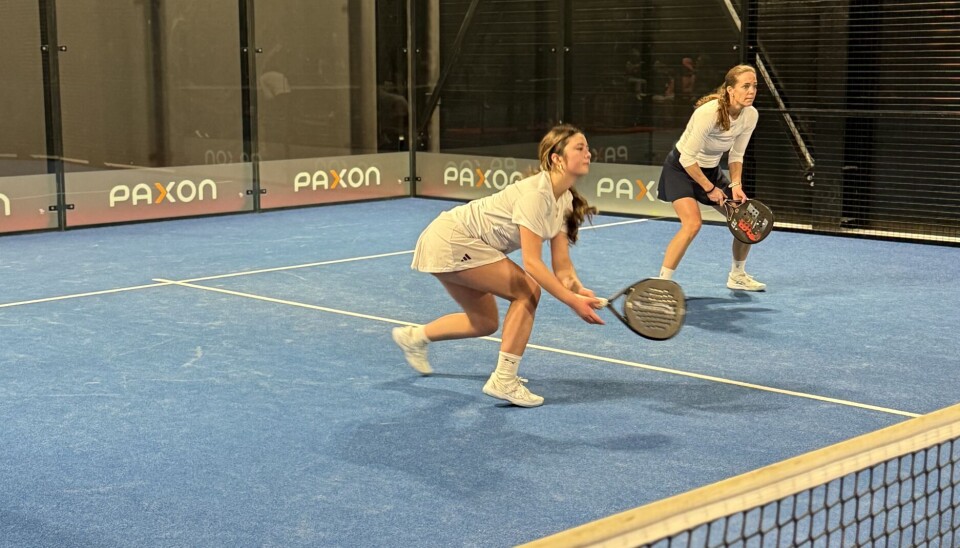 SATSER PÅ PADEL: Mira Kleiveland (f.v.) har søkt seg inn på NTG Bergen sin nye padellinje.