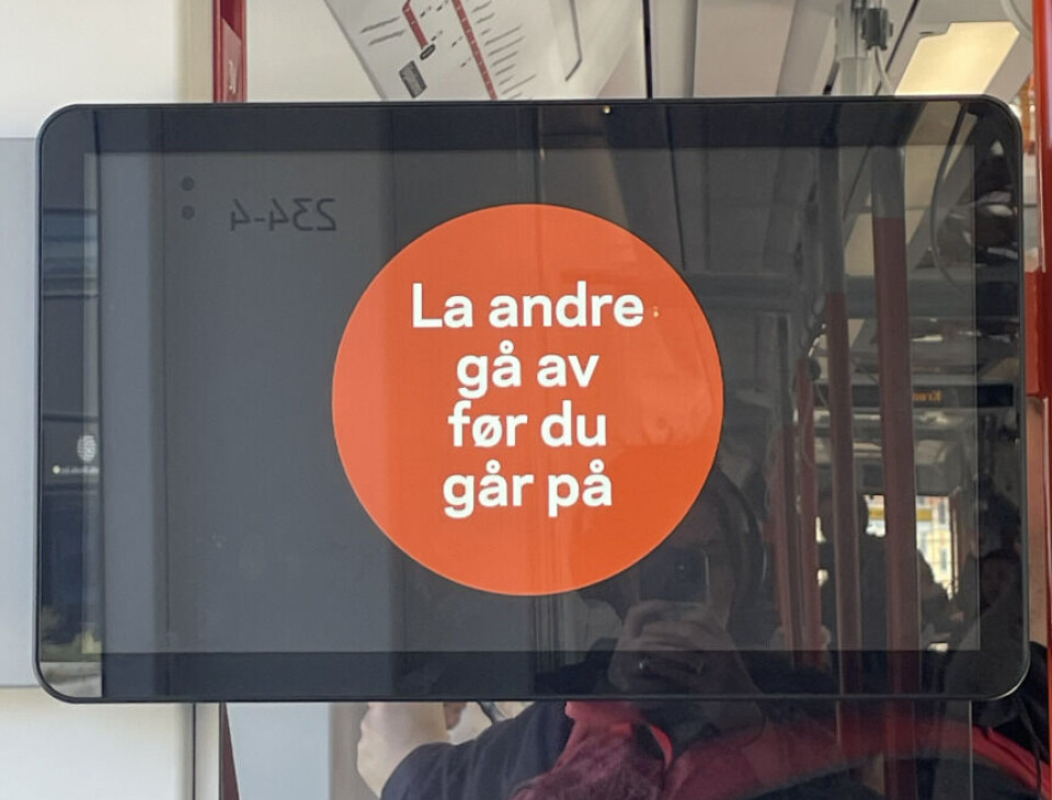 Slike holdningskampanjer henger rundt på bybanen og bussene i Bergen.