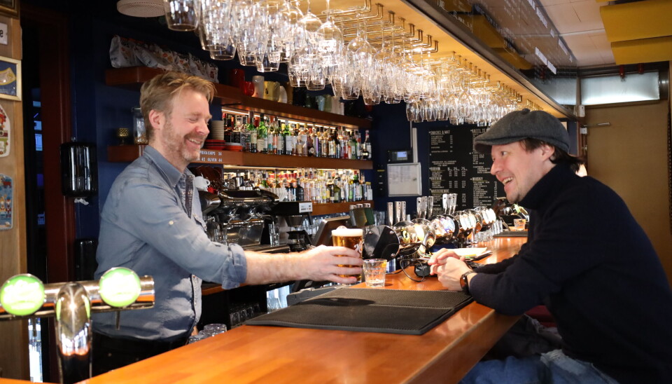 Dagligleder, Kristian Standal, server en pils til stamgjesten sin, Glenn.